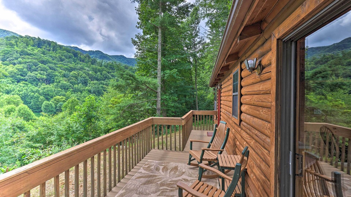 Warrensville Cabin | Quaint Log Cabin w/Views Near West Jefferson