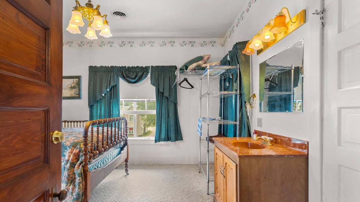 Danville Bed & Breakfast | Quaint Mansion - Downtown Danville Centrally locatedn