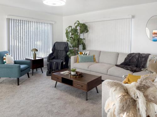 Ventura House | Quaint Mid-Century Cottage by the Coast