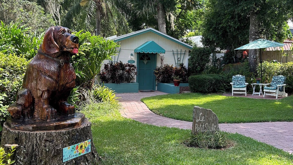 Mount Dora Cottage | Quaint Private Cottage in Residential Mount Dora - 1/2 mile from downtown