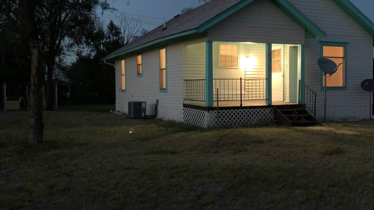 Lincoln House | Quaint Property with space to relax