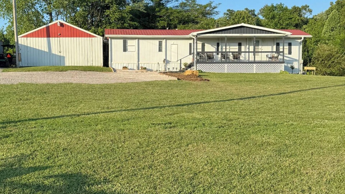 Celina House | Quaint quiet mobile home 2 miles from Holly Creek marina! Just remodeled!