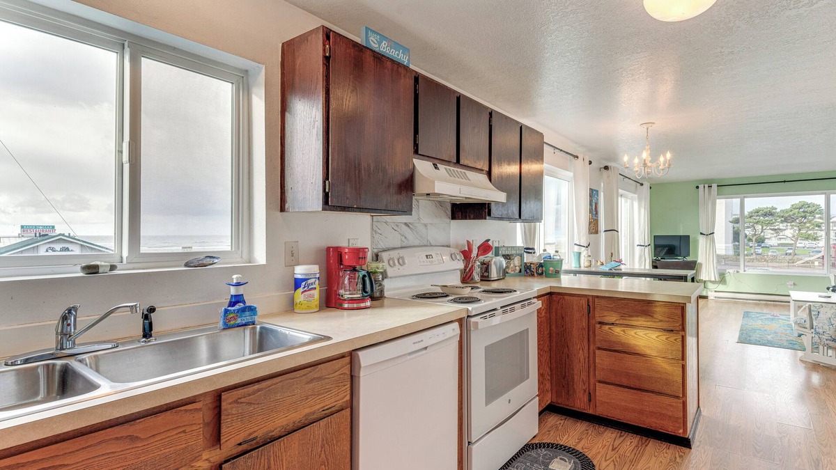 Rockaway Beach Apartment | Quaint Rockaway Beach Gem: Walk to Shore!
