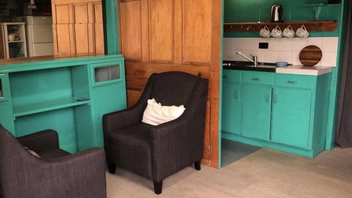 Williamstown Apartment | Quaint, self contained apartment with kitchenette.
