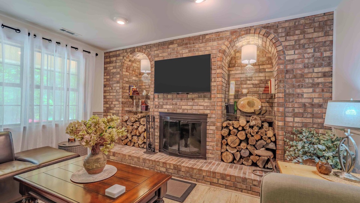 Florence House | Quaint & Serene Creekside Retreat + Pet friendly