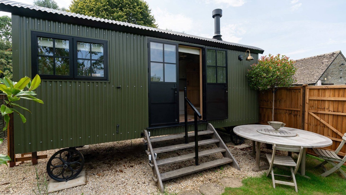 Bledington Cottage | Quaint shepherd's hut with beautiful views of the Cotswold countryside - The Sheiling
