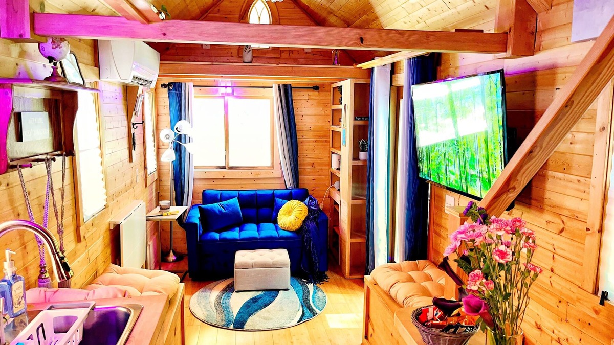Clarkdale Cabin | Quaint & Spacious Tiny House: Gorgeous Decor, Near ATL Airport, Midtown & Sports