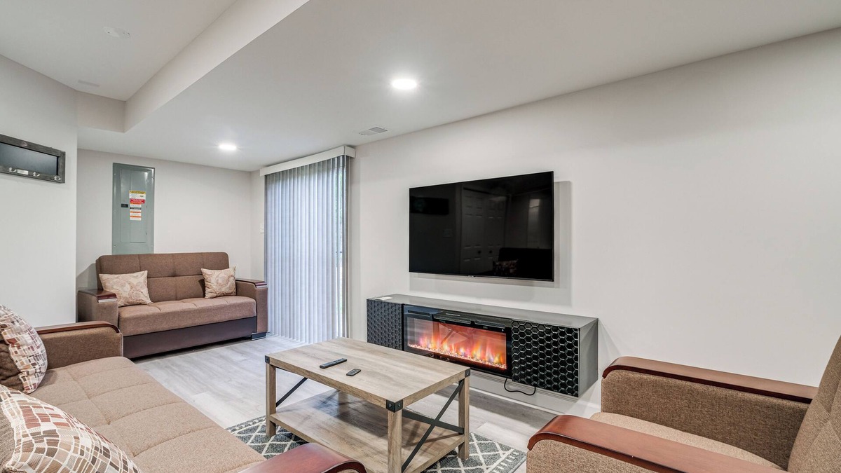 Stafford Apartment | Quaint Stafford Apartment w/Electric Fireplace!
