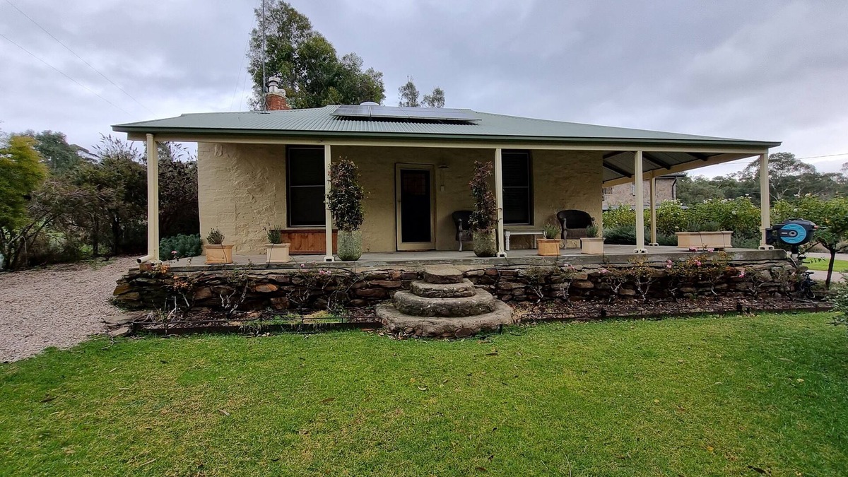 Kondoparinga Cottage | Quaint stone cottage nestled in the hills between Meadows Goolwa and Strathalbyn