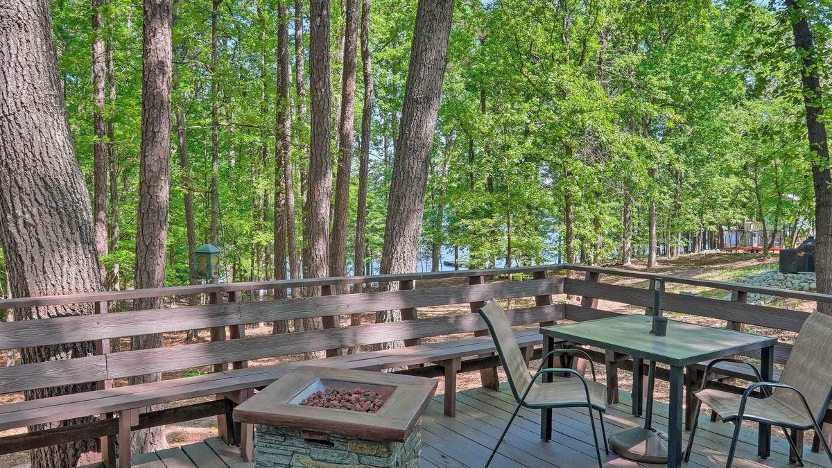 Tignall Cabin | Quaint Tignall Cabin w/Deck & Private Dock!
