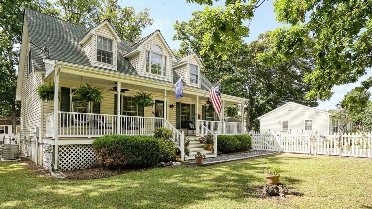 Tilghman House | Quaint Tilghman Island home