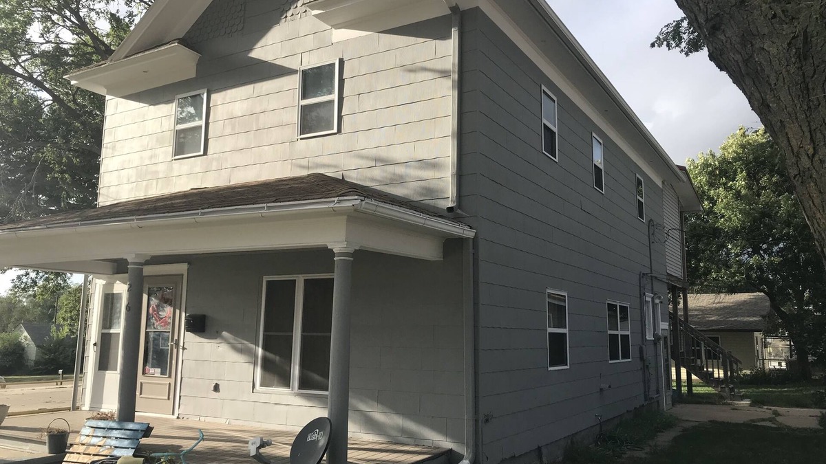 Superior House | Quaint Upstairs Apartment with peaceful treetop deck, close to downtown.