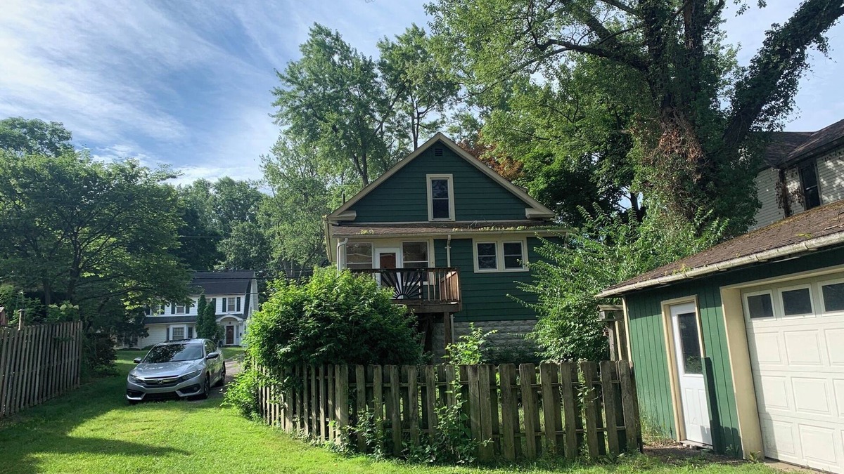 Norwalk House | Quaint Victorian Style Getaway in Norwalk Ohio