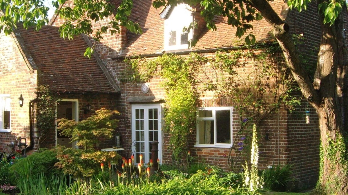 Northbourne Cottage | Quaint Village Location With Beautiful English Cottage Garden