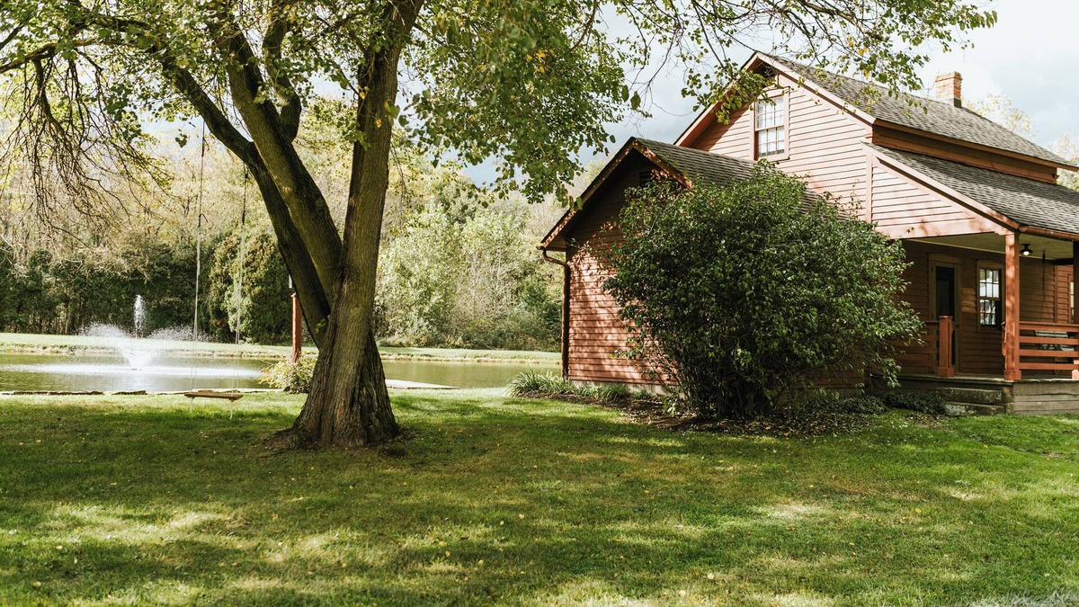 Dundee Cottage | Quaint Winesburg Cottage w/Porch & Pond!