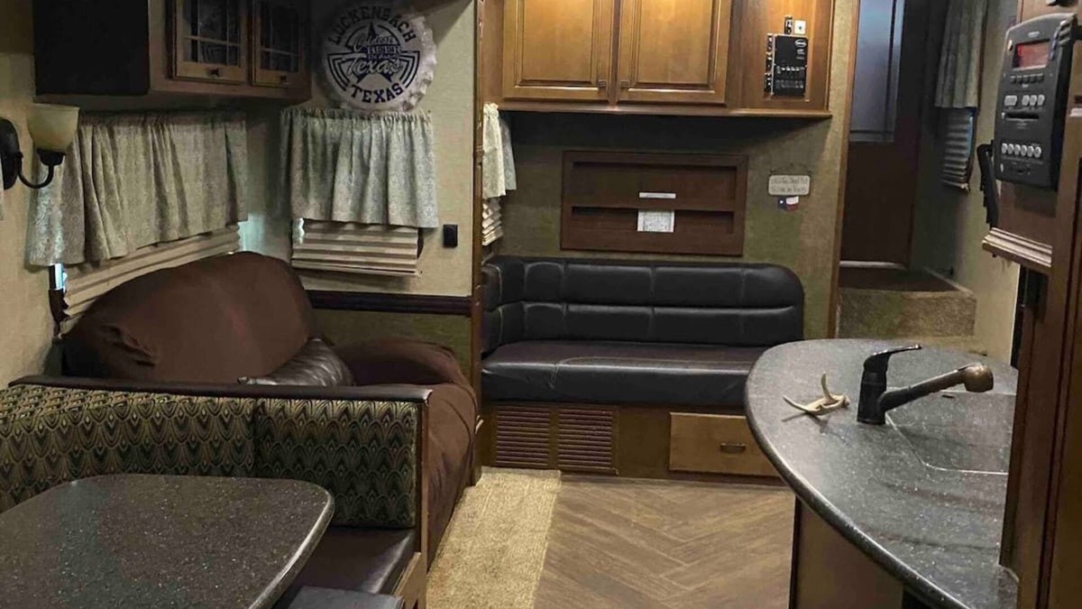 Chalk House | Quaint Woodlands 2 Bedroom Fifth Wheel Camper