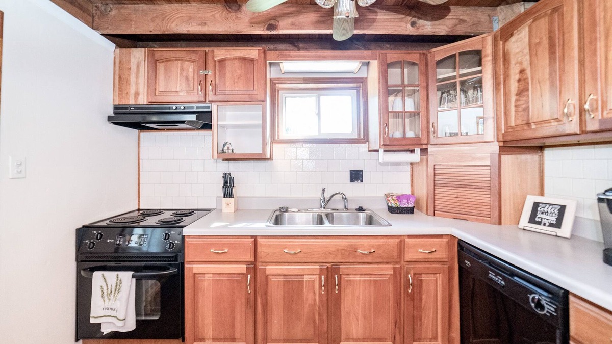 Lynchburg Cottage | Quaker Cottage - Family Friendly, Centrally Located, sleeps 6 (2bd,1ba)