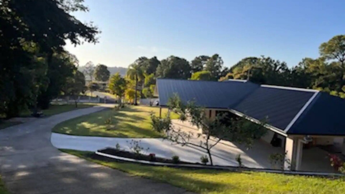 Maudsland House | Quality acreage home just 5 minutes to the theme parks and easy access to the M1