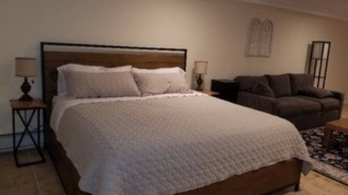 Queens Apartment | Quality Comfortable Cribs 18-B Space Basement Studio
