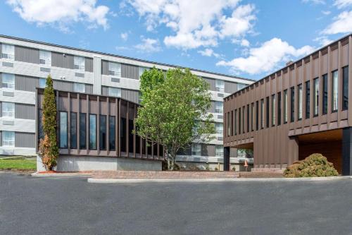 Gander Hotel | Quality Hotel & Suites