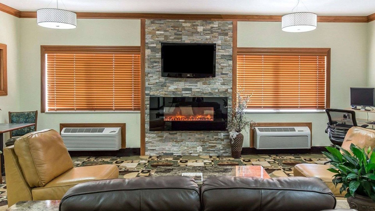 Cedar Rapids Hotel | Quality Inn at Collins Road - Cedar Rapids
