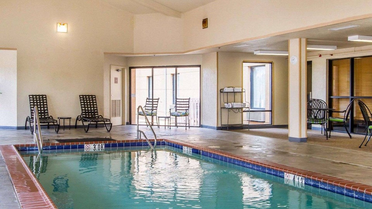 Draffenville Hotel | Quality Inn & Suites Benton - Draffenville