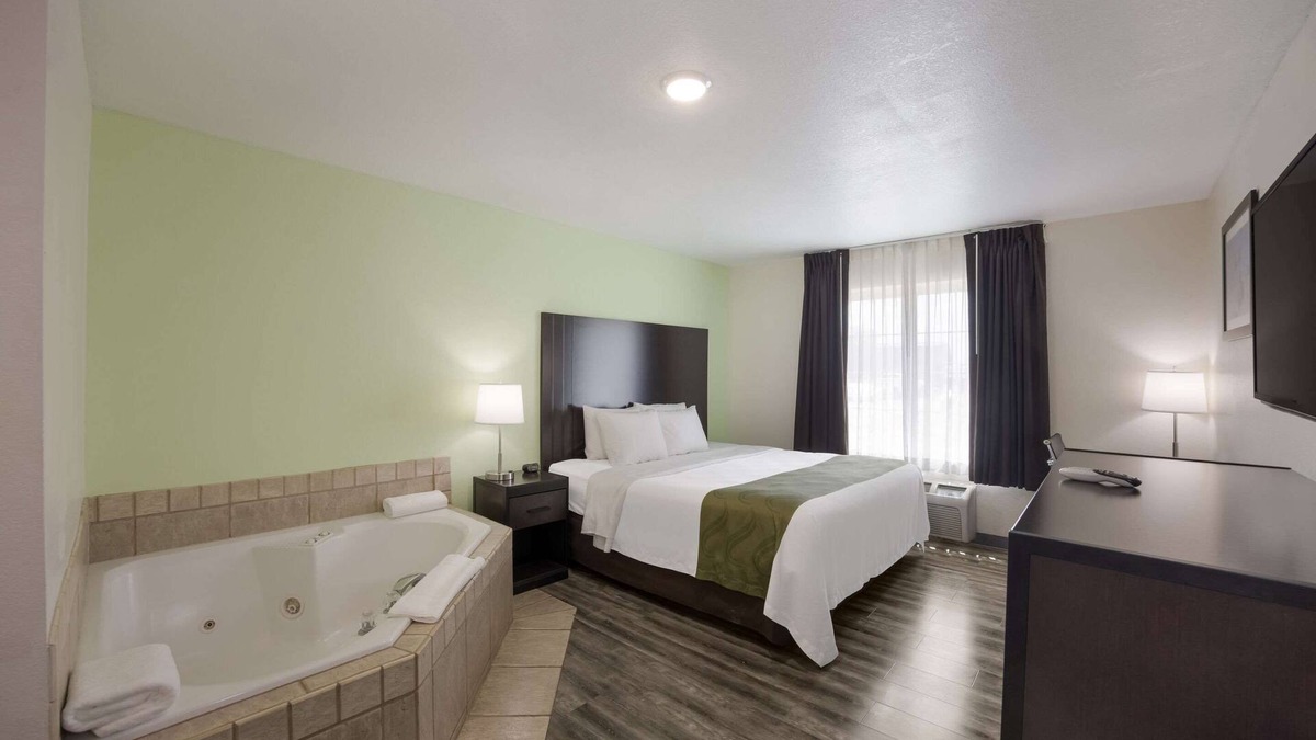 Clayton Hotel | Quality Inn & Suites Clayton, NM