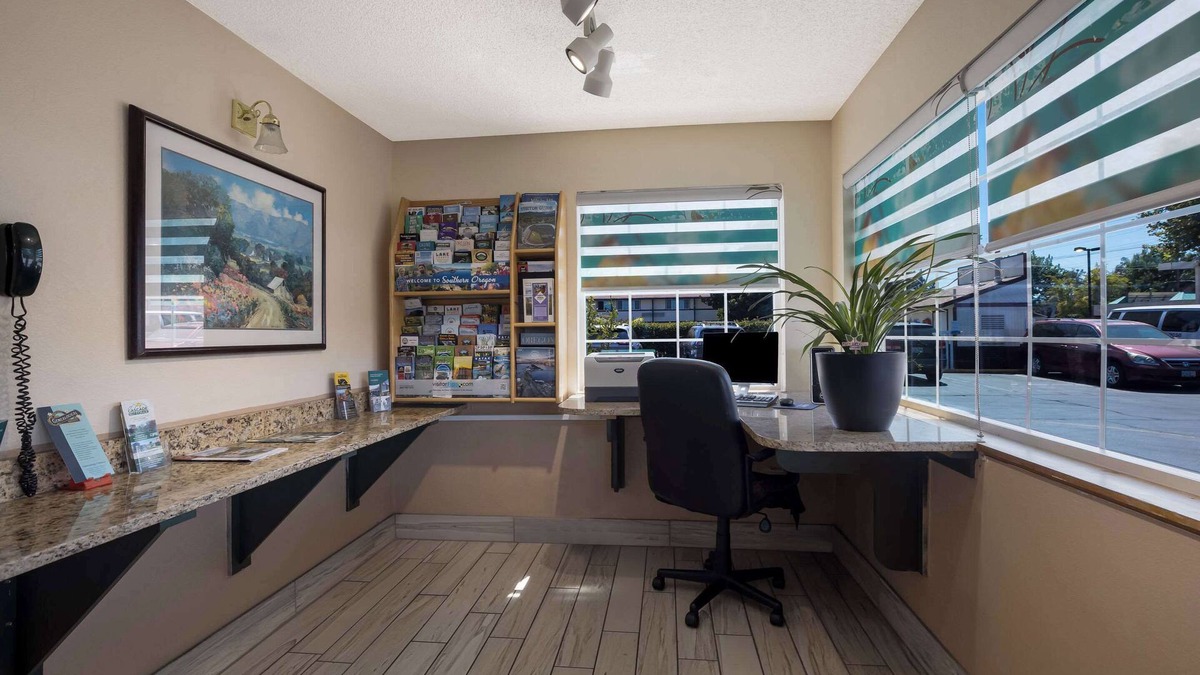 Medford Hotel | Quality Inn & Suites Medford Airport