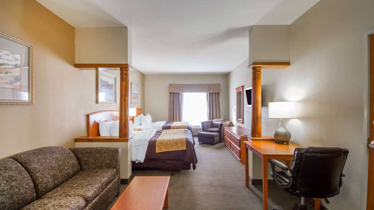 Pryor Hotel | Quality Inn & Suites MidAmerica Industrial Park Area