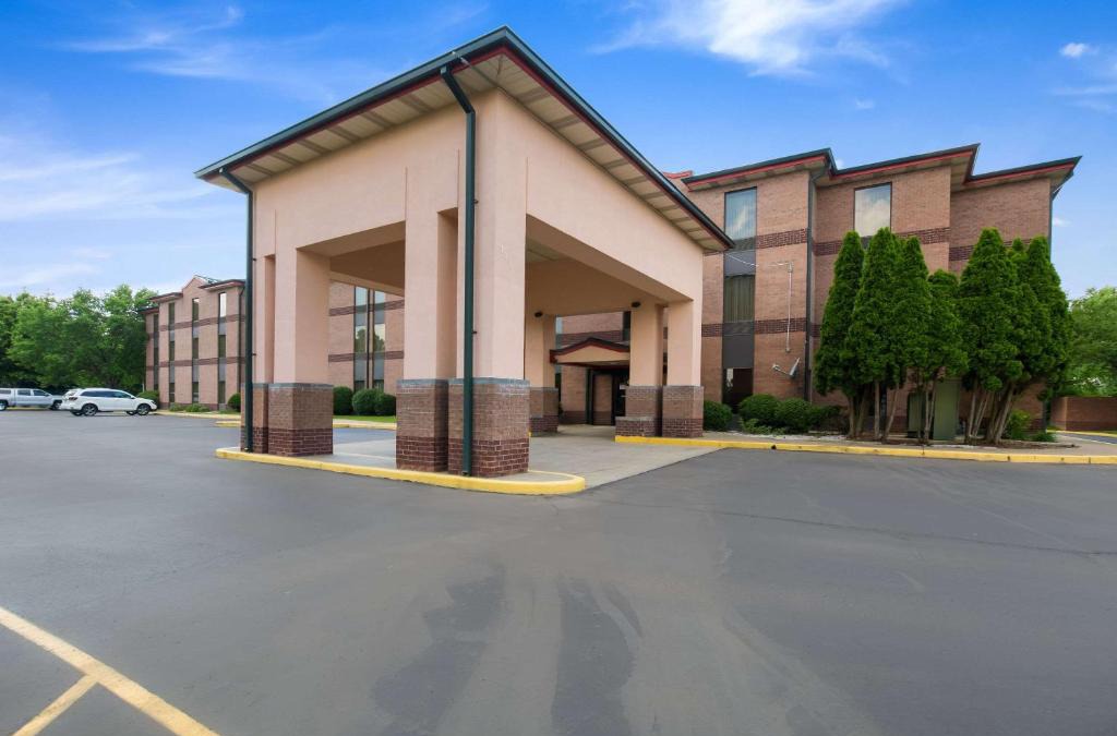 Sellersburg Hotel | Quality Inn & Suites Sellersburg - Louisville Area