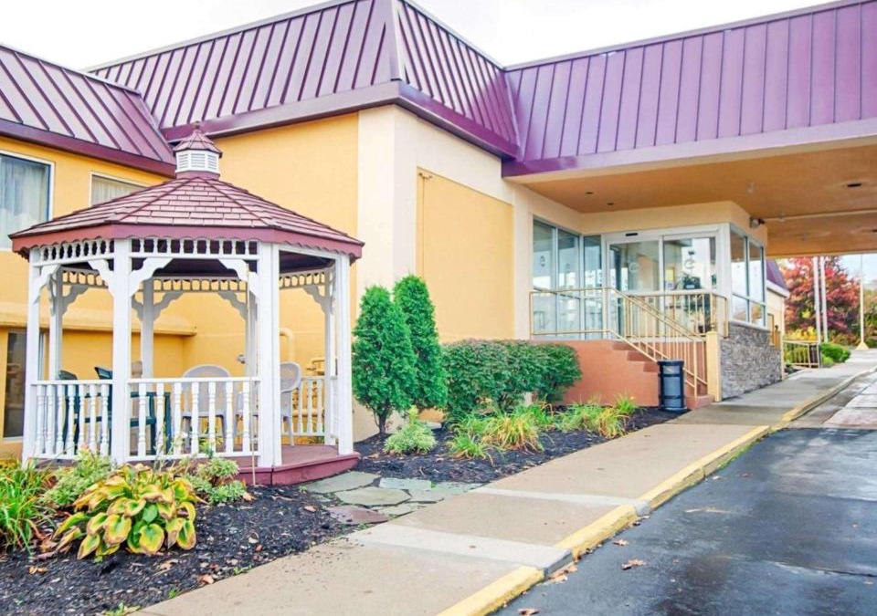Lindbergh Lawns Hotel | Quality Inn & Suites Syracuse Fairgrounds