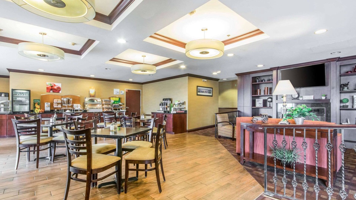 Greendale Hotel | Quality Inn & Suites