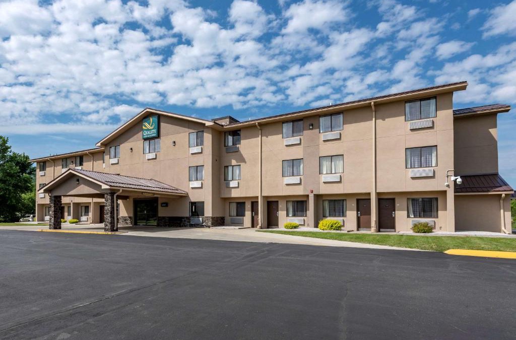 Warren Hotel | Quality Inn & Suites Warren