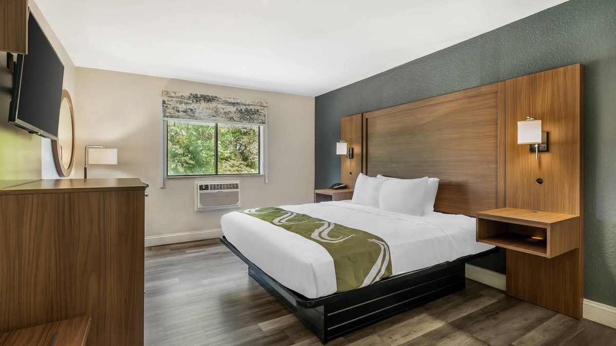 Greenbrier West Hotel | Quality Inn