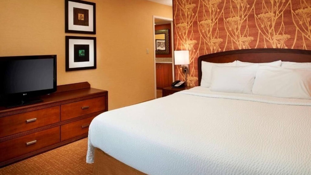 Novi Hotel | Quality Stay with Convenient Parking, Pool, and Proximity to Local Landmarks