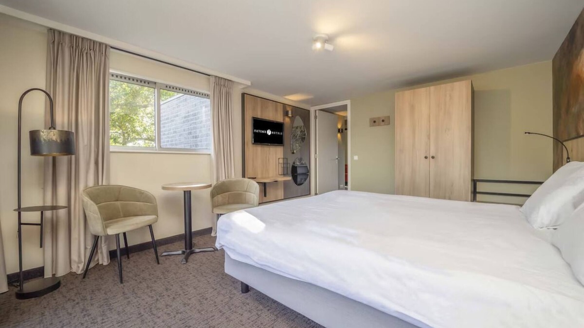 Waalwijk Hotel | Quality Time Awaits: Spacious Room & Nearby Fun in Beekse Bergen Zoo