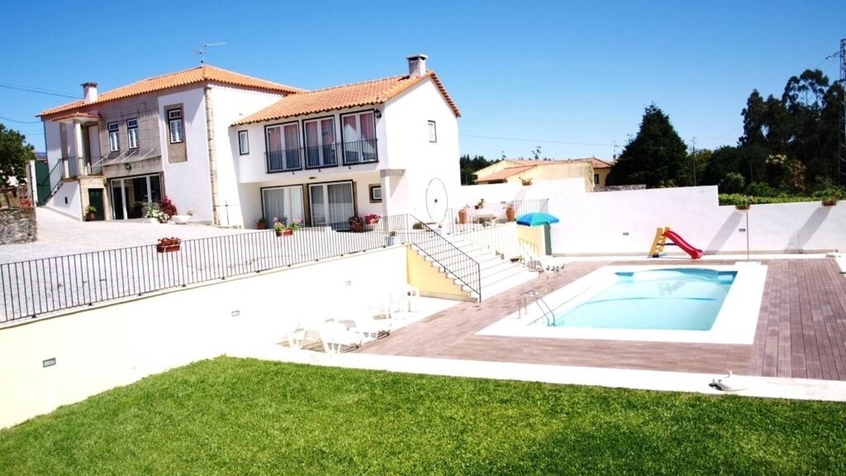 Rates Villa | Quality villa with swimming pool and soccer pitch, large barbecue area