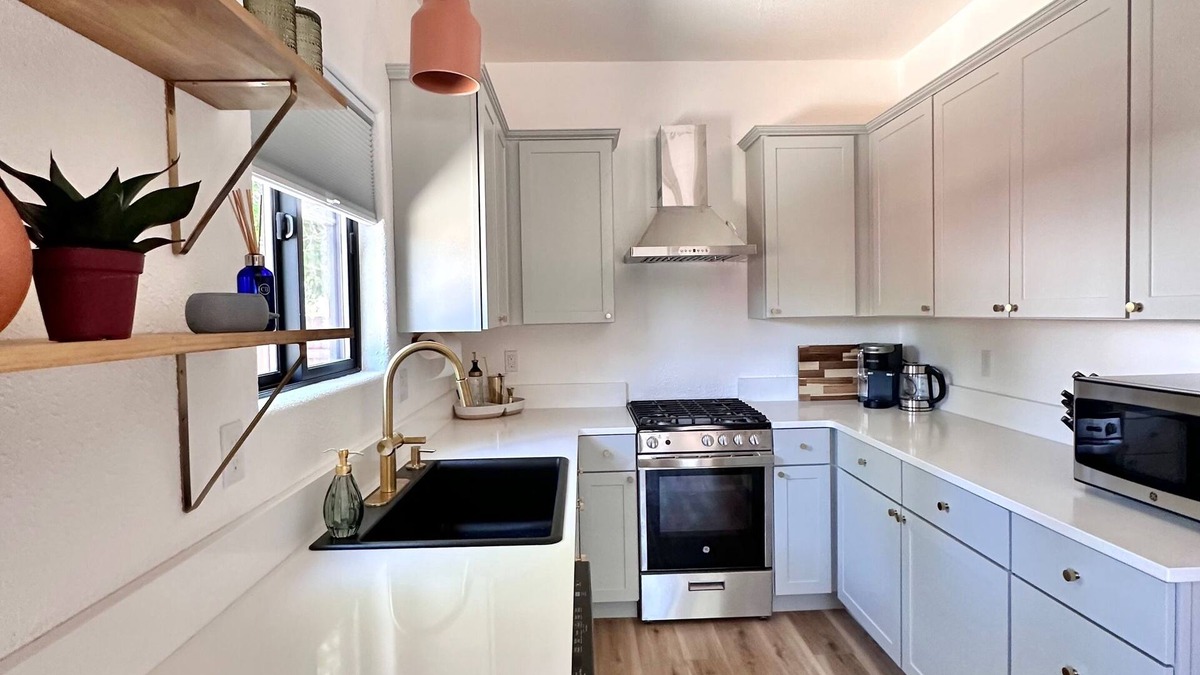 Redmond House | Quant Tiny Home in Downtown Redmond, Hot Tub, Private Fenced Yard, Dog Ok