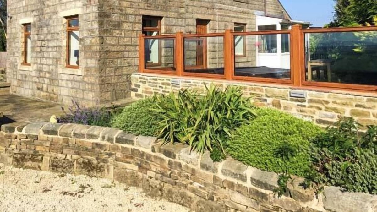 Oxenhope Cottage | QUARRY BANK HOUSE, pet friendly, with hot tub in Oxenhope