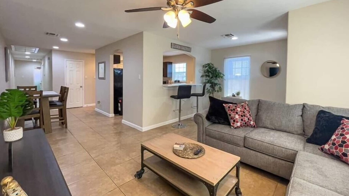 Uptown House | Quarry Downtown Airport 10 mins or less
