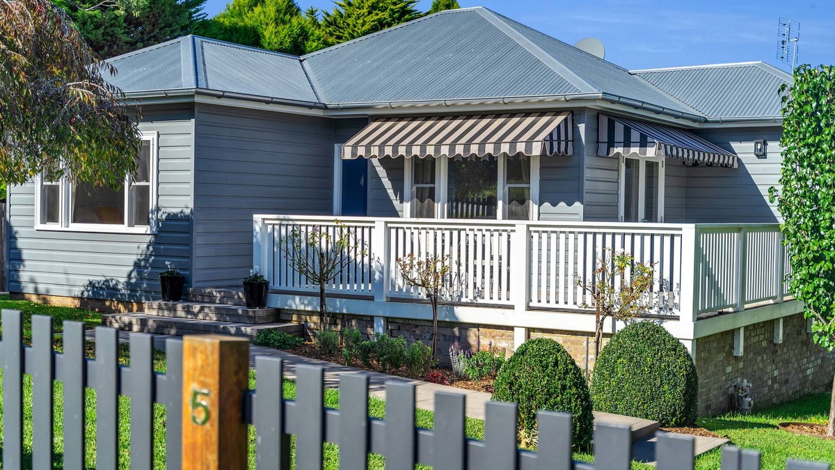 Berrima House | Quarry Hill Cottage, 1 minute walk into Berrima.