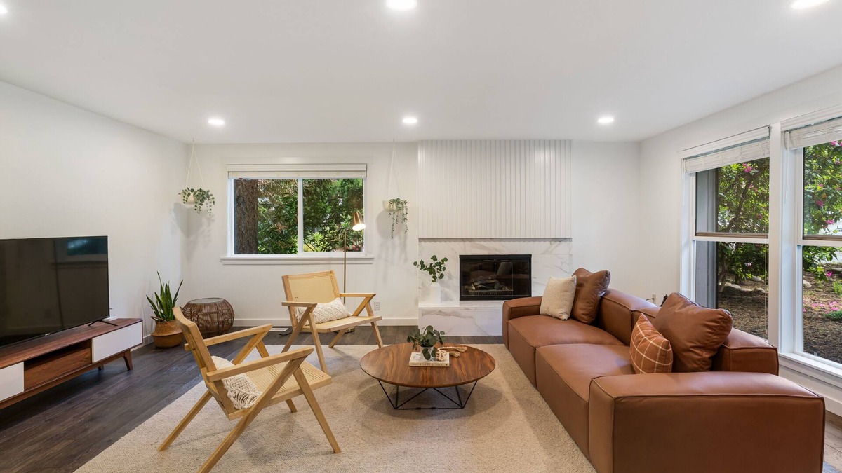 South Hill House | Quarter Acre Wood - Easy access to Mt. Rainier