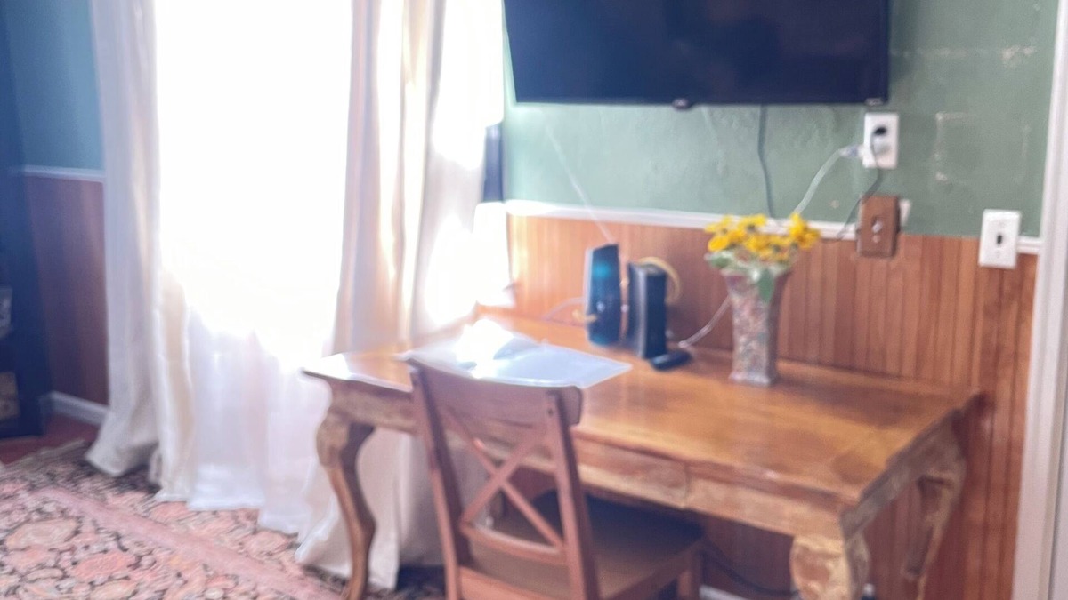 Verdi House | QuarterMaster’s House private road next to greenbelt. Close to many restaurants