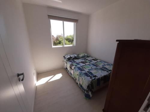Pilarzinho House | Quarto com cama de casal ao lado da Ópera de Arame