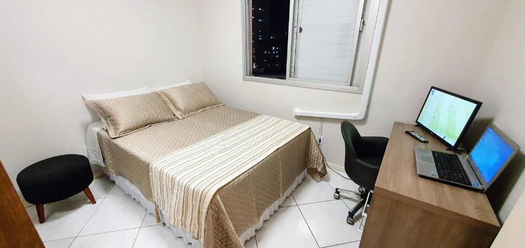 Centro House | QUARTO TOP no CENTR0 com Cama Box de casal - acomoda até 2 pessoas - Home Office - WIFI - Smart TV com Apps Youtube - Cozinha - banheiro - Sala de Estar - Apto compartilhado com Anfitriões experientes em hospedar - Superhost no BnB 5 estrelas