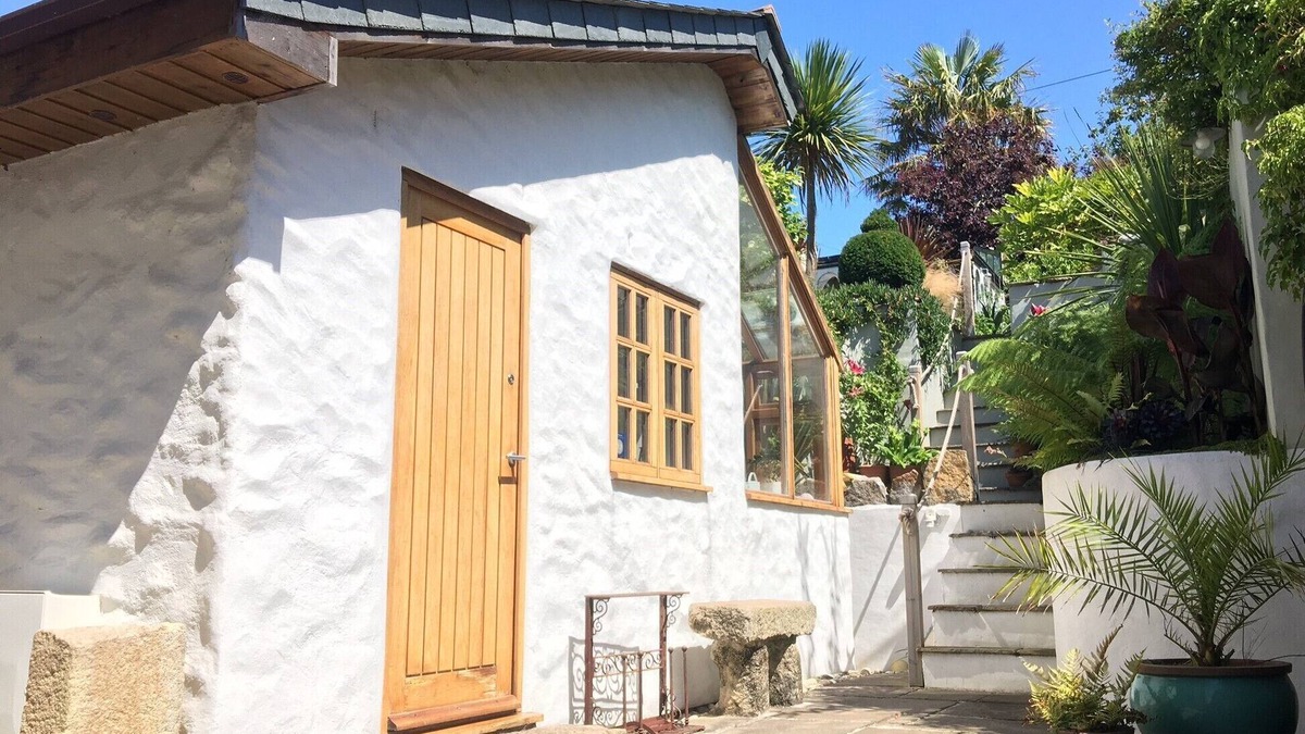 Charlestown Cottage | Quay Courtyard, cottage on Quay Road, alongside Charlestown Harbour.