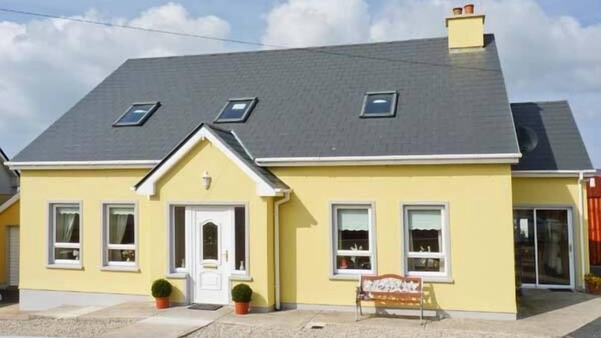 Dungloe House | QUAY ROAD COTTAGE, family friendly in Dungloe, County Donegal