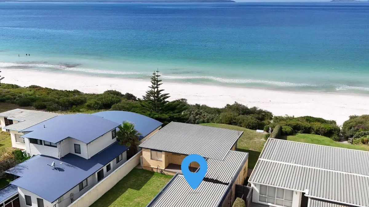 Callala Beach Cabin | Quay's Cabin - Absolute Beachfront with Views
