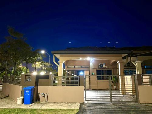 Jenjarom House | Quayside Cove Homestay - Corner House, Shah Alam Rimbayu Netflix Syok TV BBQ
