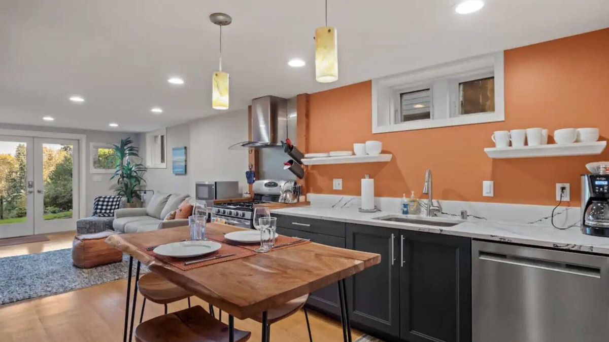 North Queen Anne House | Queen Anne Chateau - Walk Everywhere 1BR Craftsman